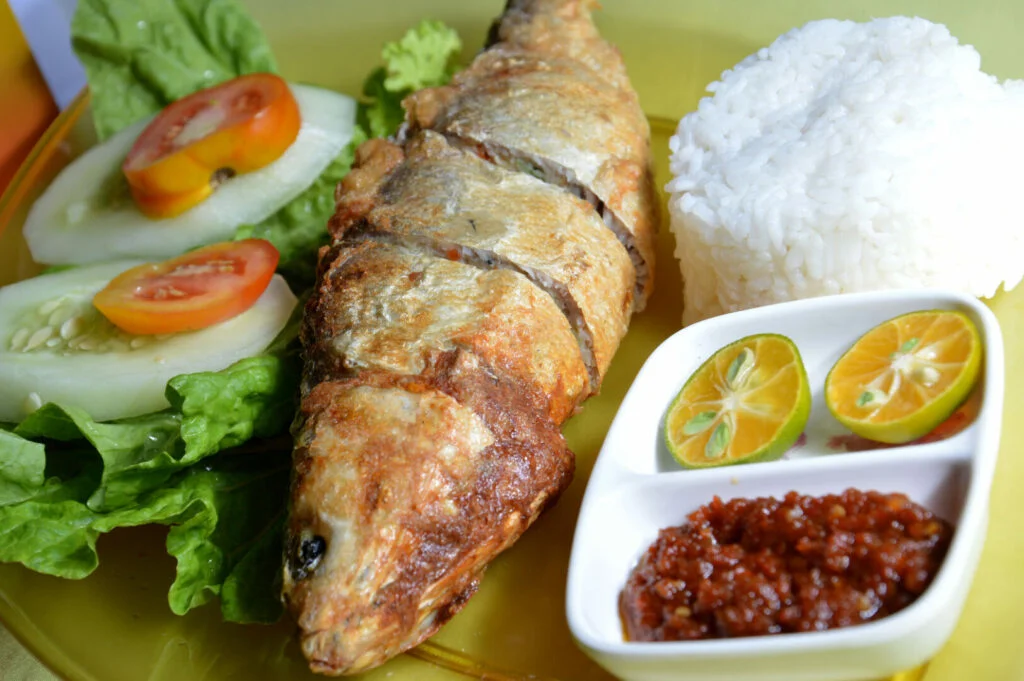 Milkfish fried with white rice and vegetables